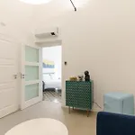 Kleosuites Bed & Breakfast 4*